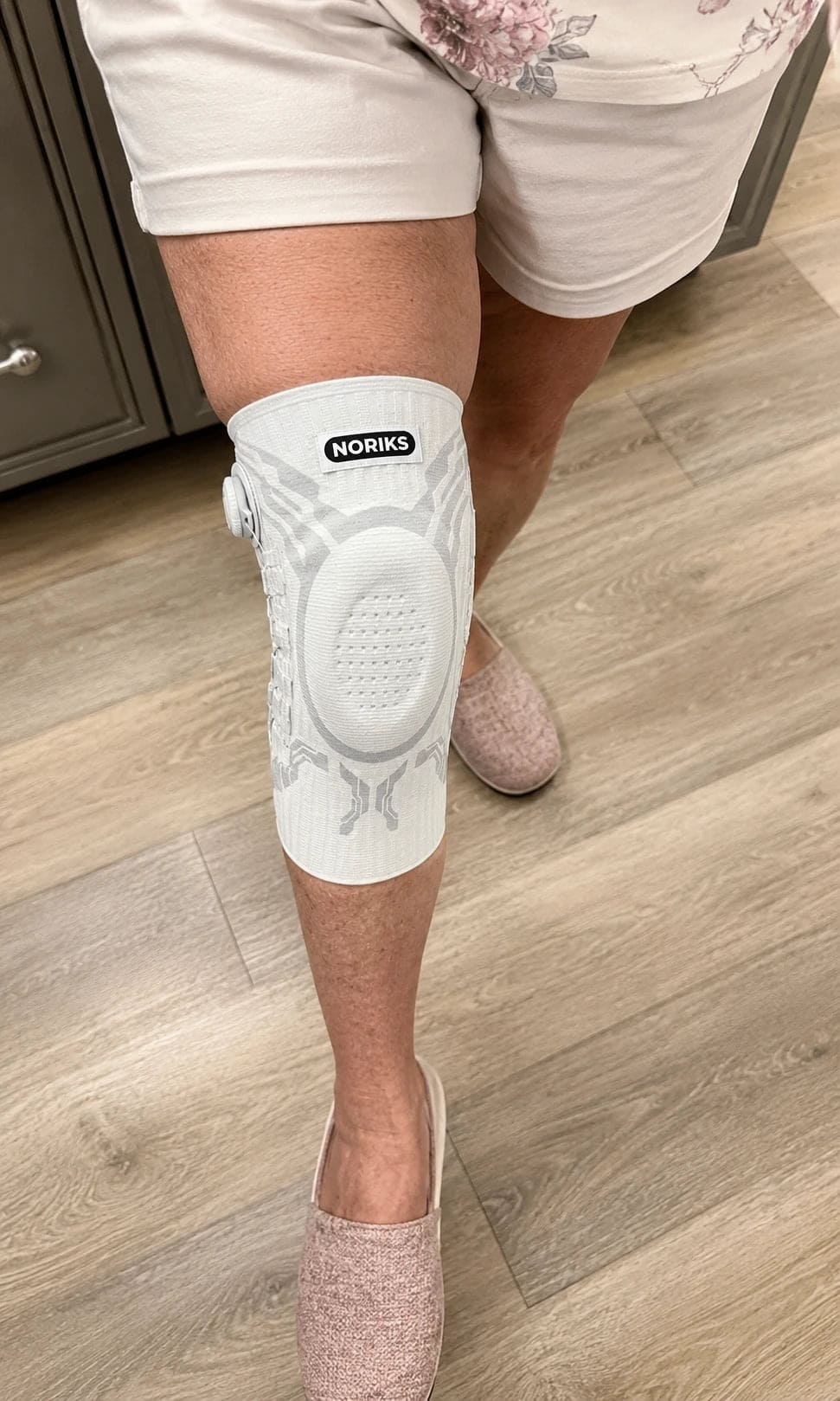 Πελάτης φοράει τον νάρθηκα NORIKS KneeFix