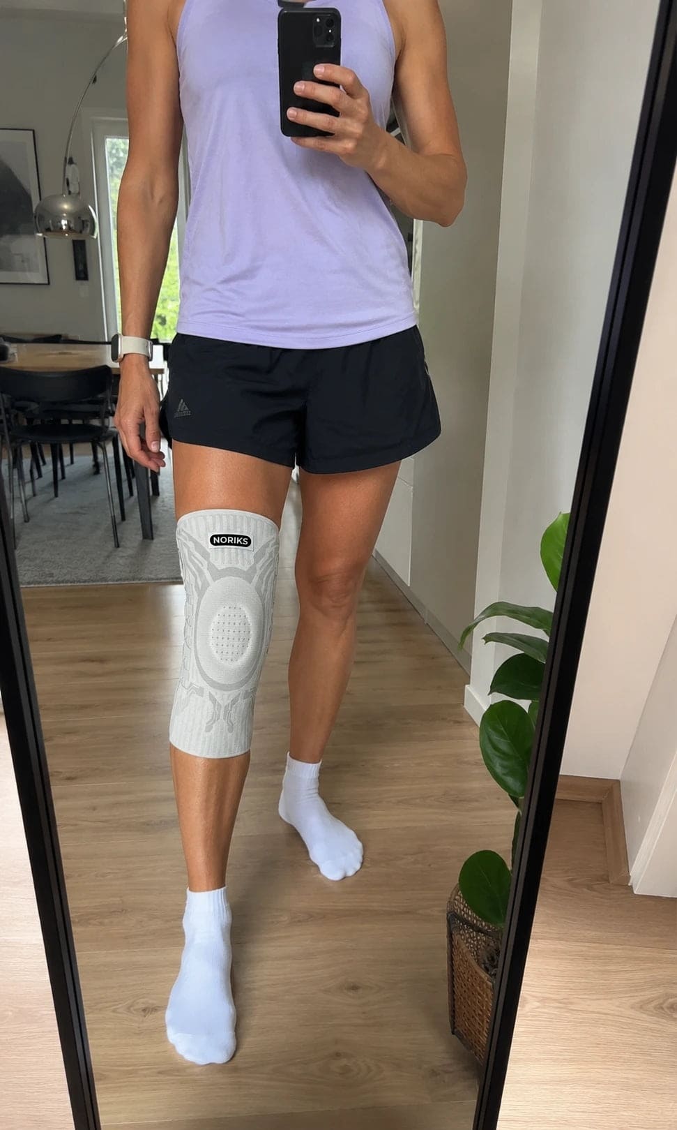 Klient nosi ortezę NORIKS KneeFix